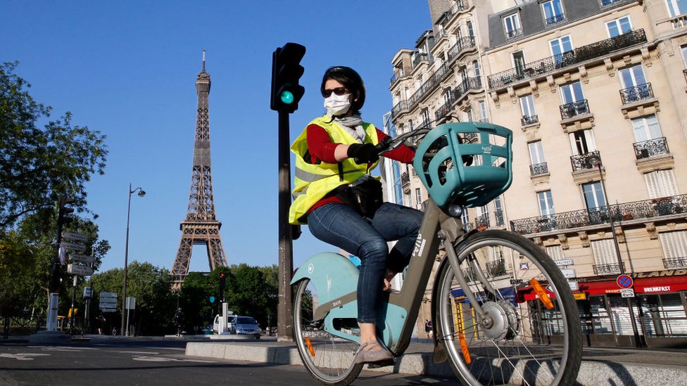 mujer en bicicleta pasea por Paris