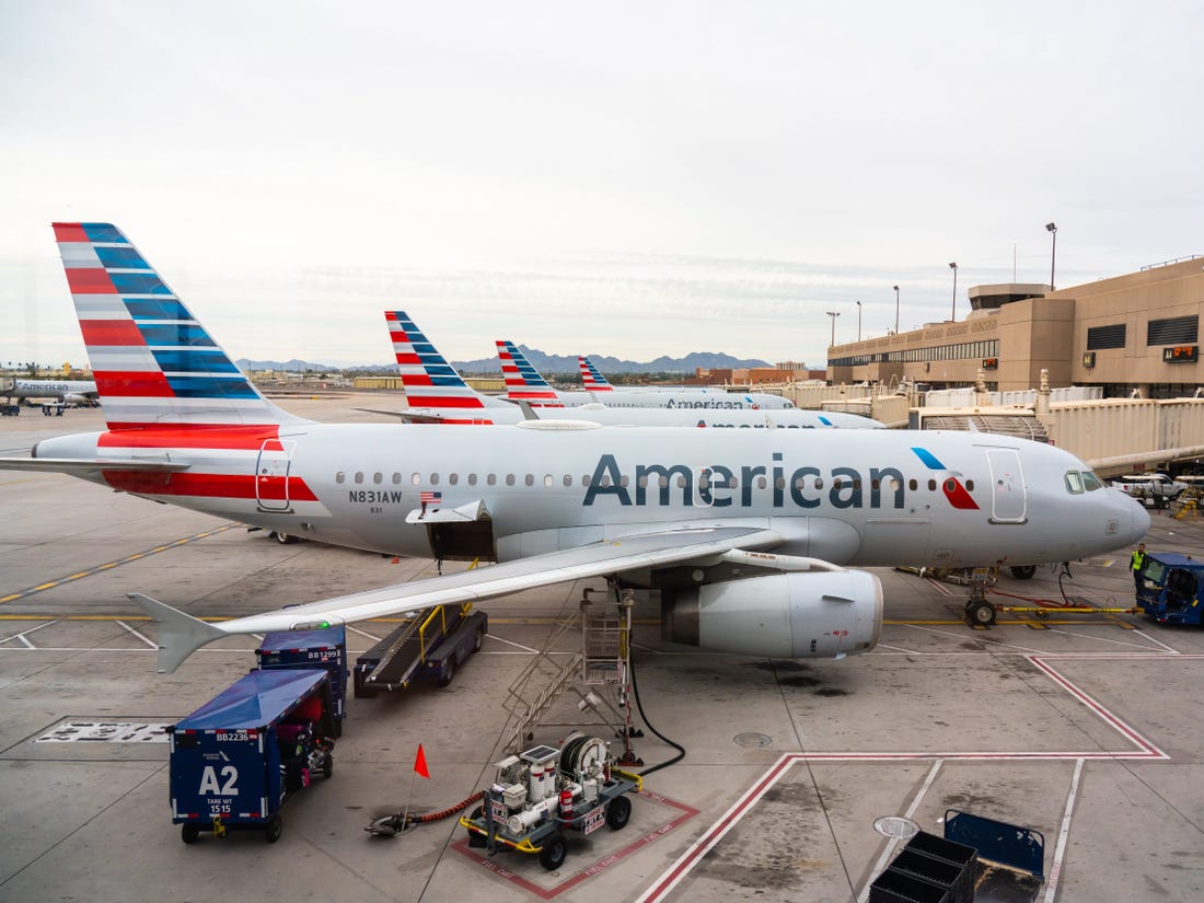avión de American Airlines en la pista