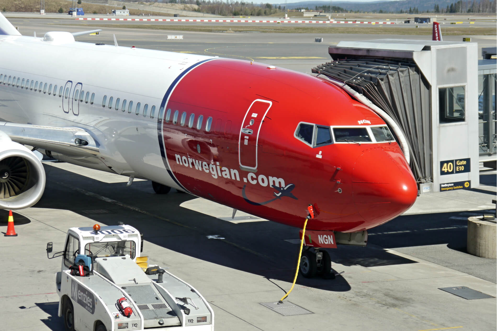 avión de Norwegian en la pista