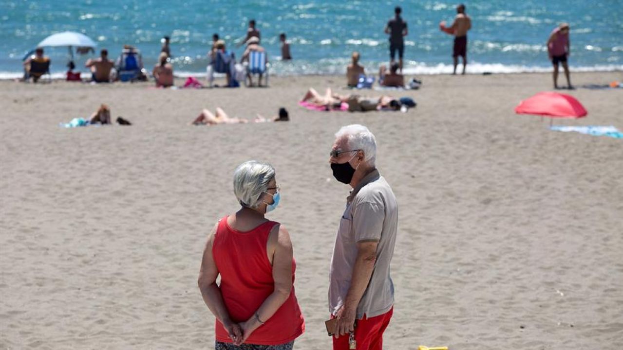 turistas en playa española