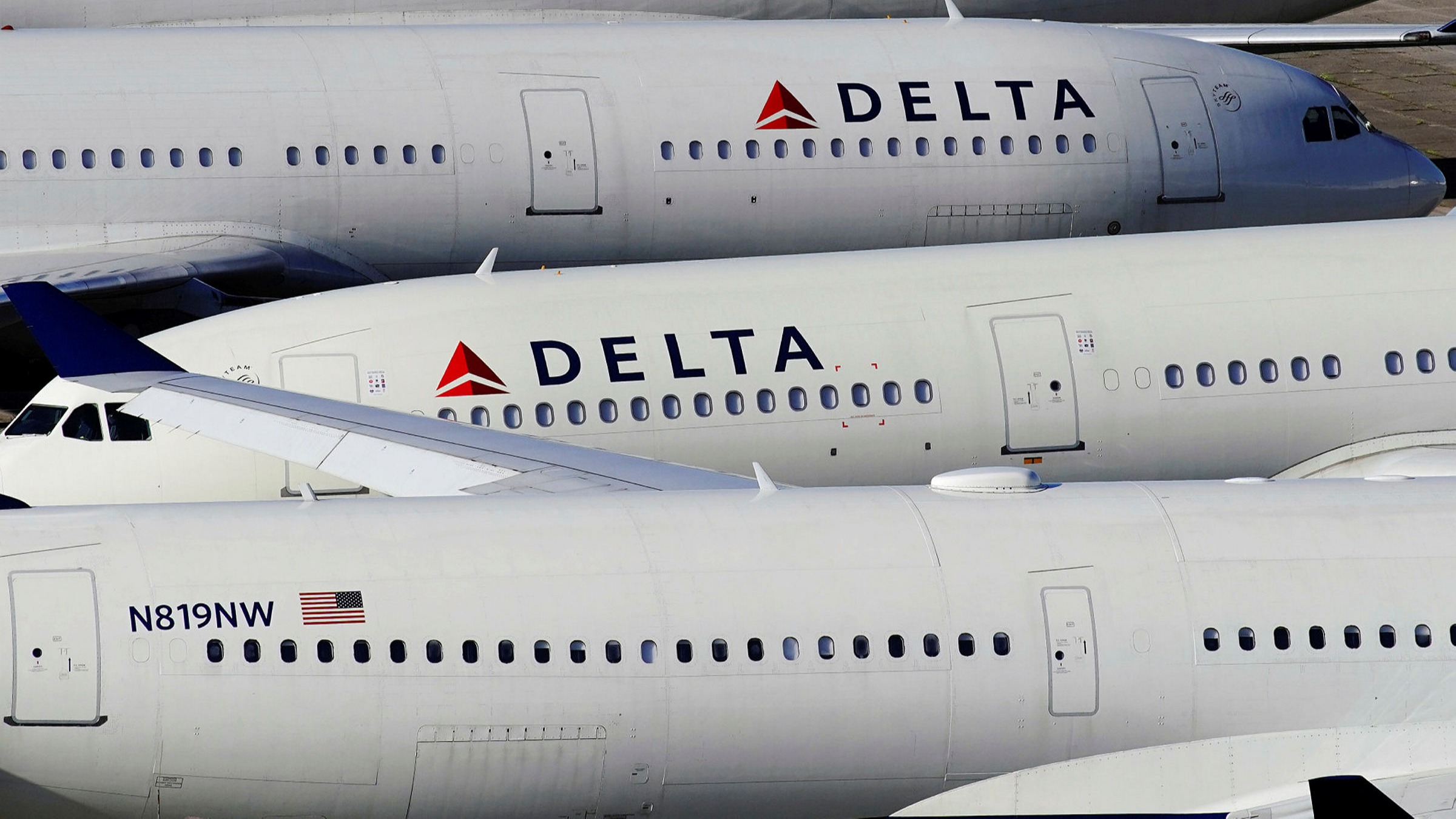 aviones de Delta en la pista