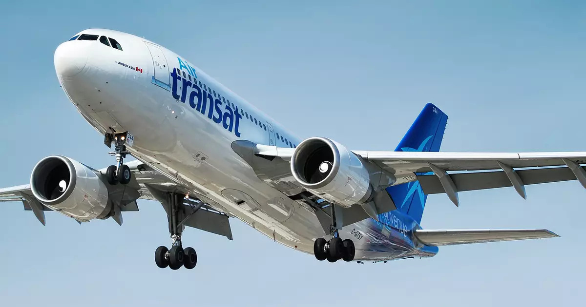avión de Transat despegando