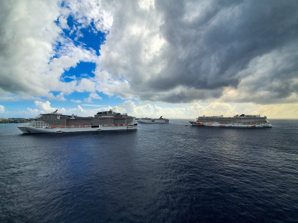 tres cruceros frente a las costas de Islas Caimán