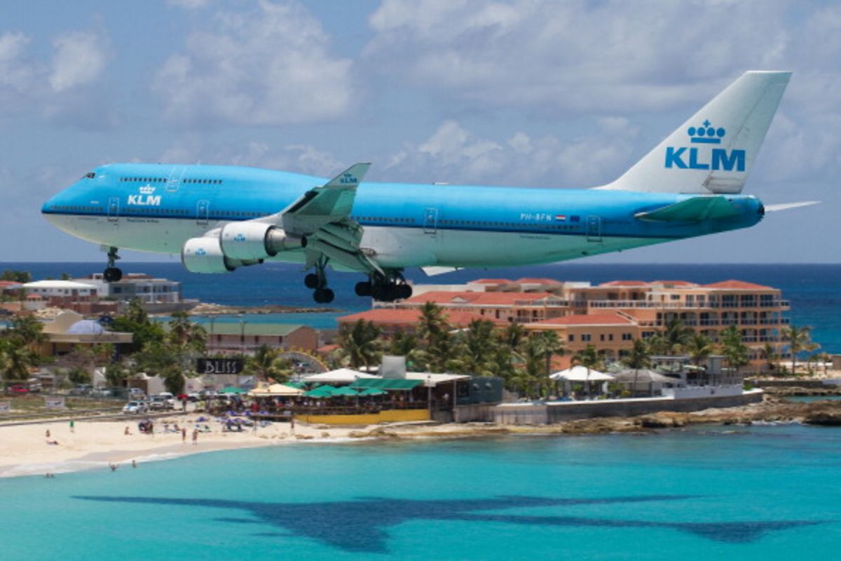 avión de KLM sobre una playa