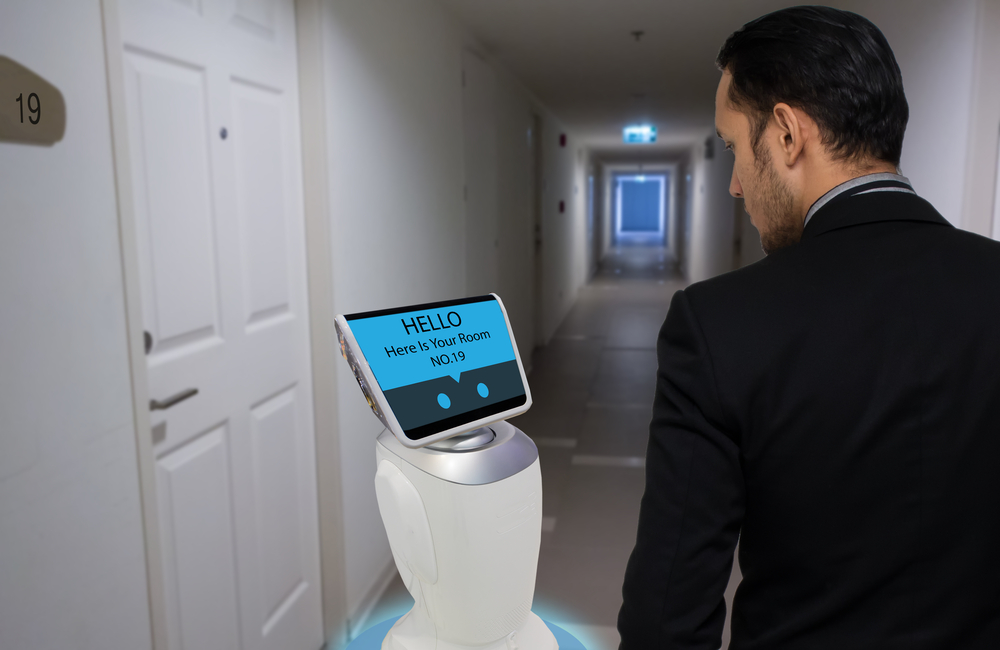 robot en la puerta de una habitación de hotel
