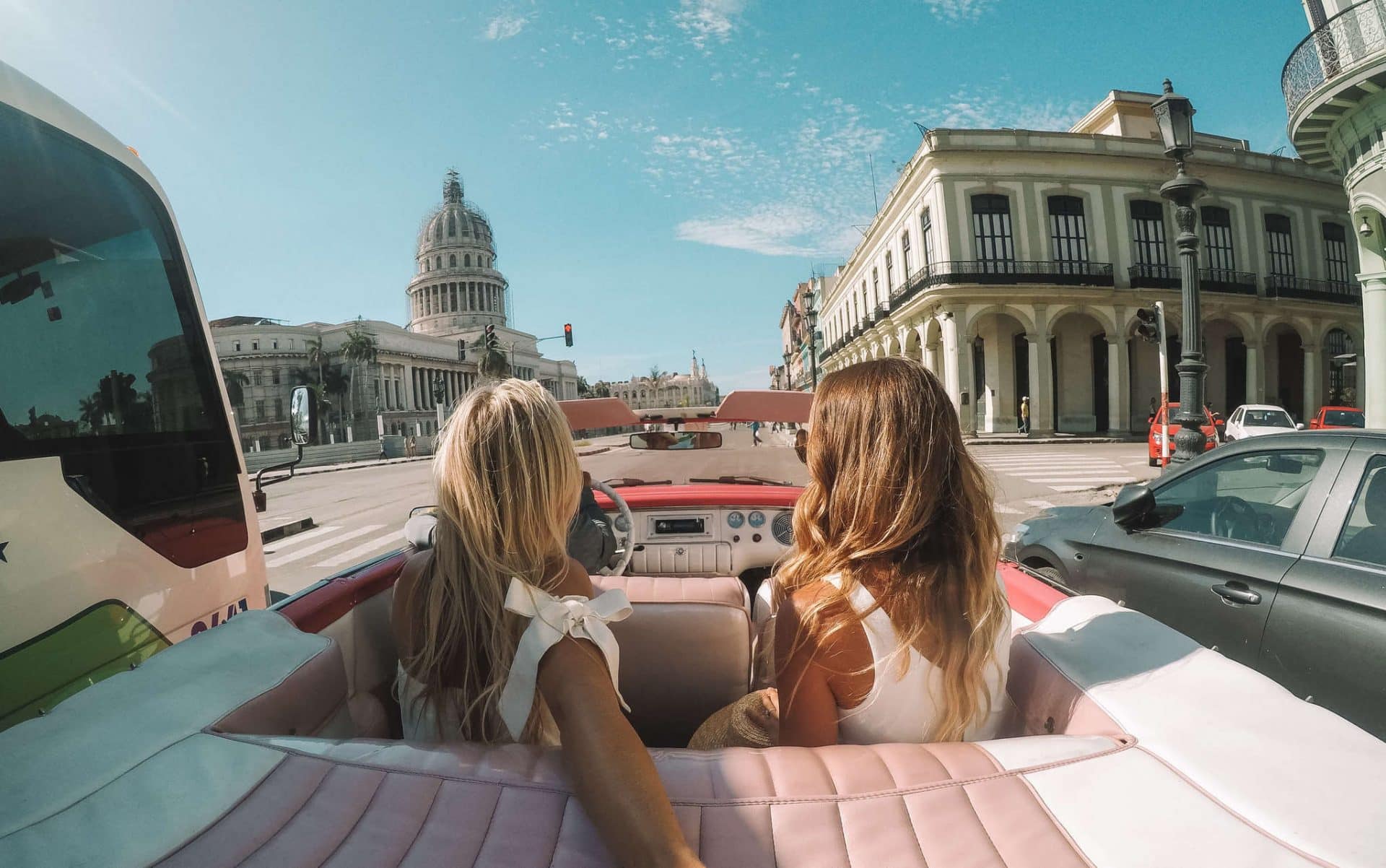 dos muchachas en un auto descapotable por el Prado