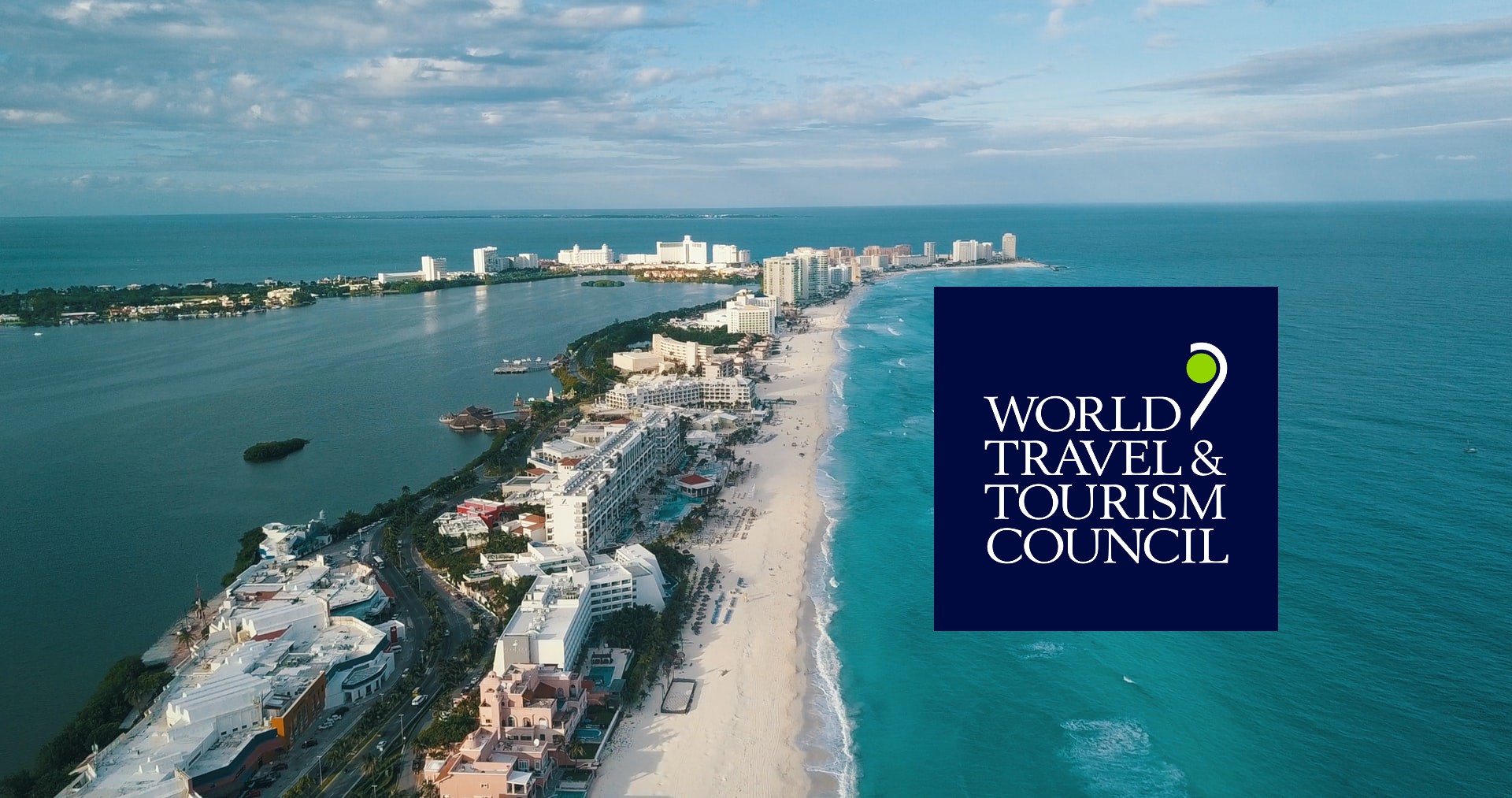 Cancún desde el aire y el logo del WTTC