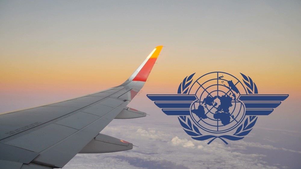 ala de avión de Iberia y el logo de la OACI a la derecha