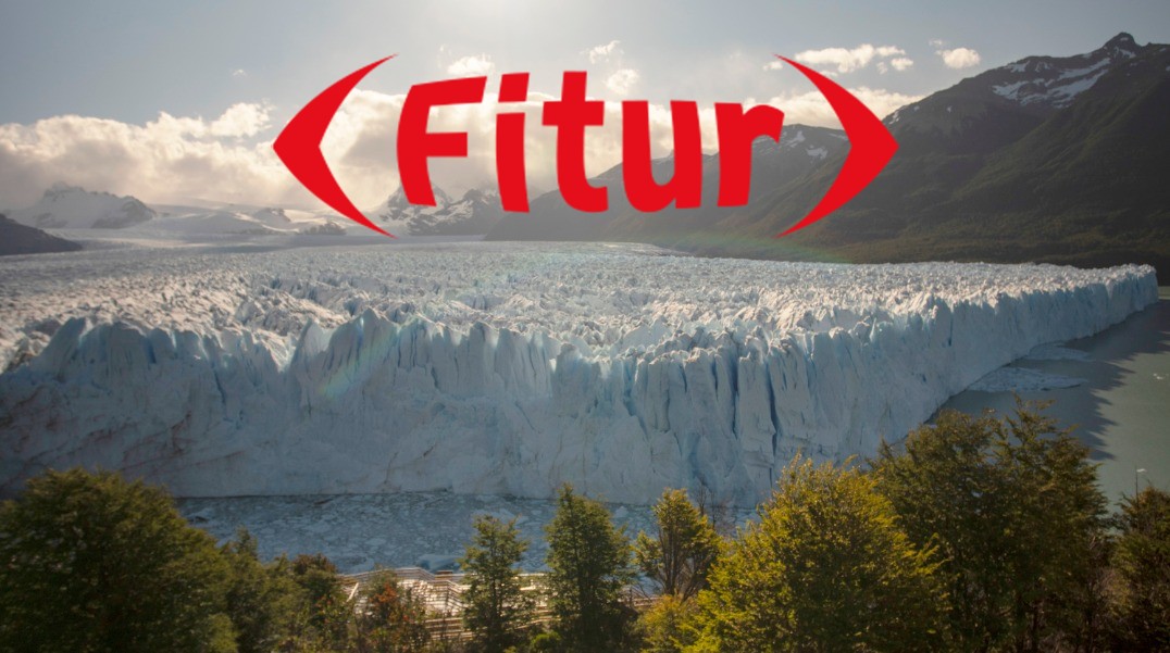 paisaje de Argentina y logo de FITUR en rojo