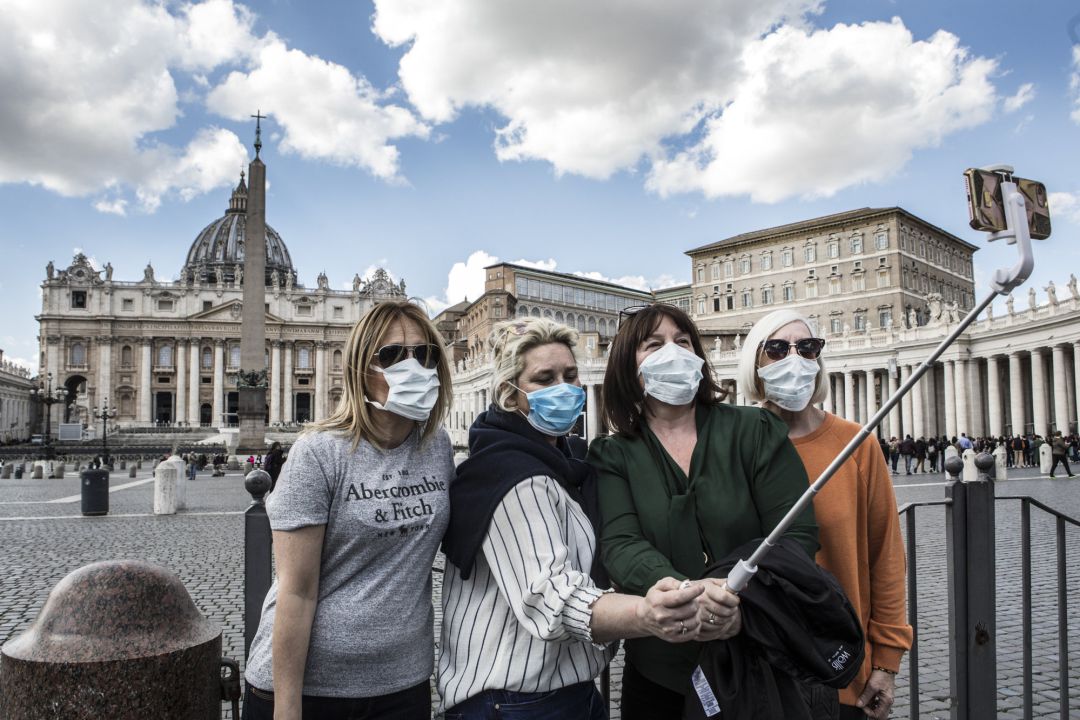 tres turistas se hacen un selfie en Roma