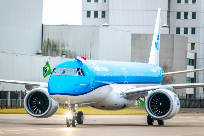 avión de KLM con las banderas de Holanda y Brasil por las ventanillas de los pilotos
