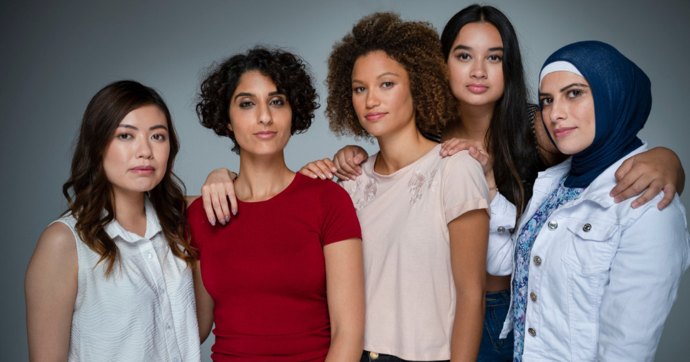 cinco mujeres de todas las etnias o razas