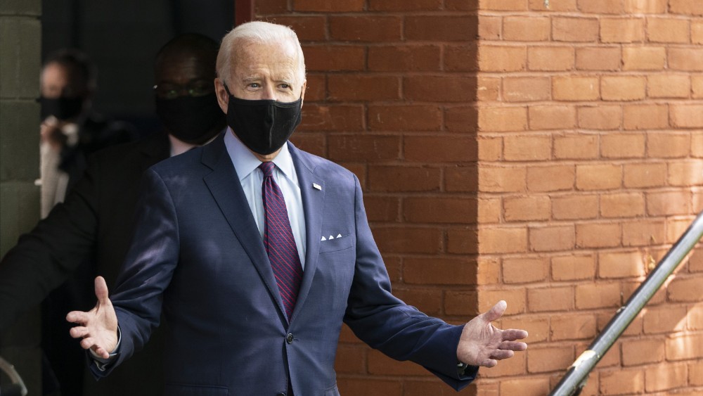presidente Joe Biden con mascarilla y los brazos abiertos