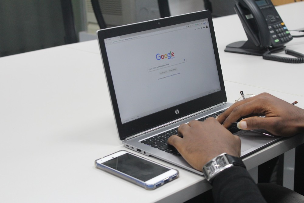manos sobre una laptop buscando en Google