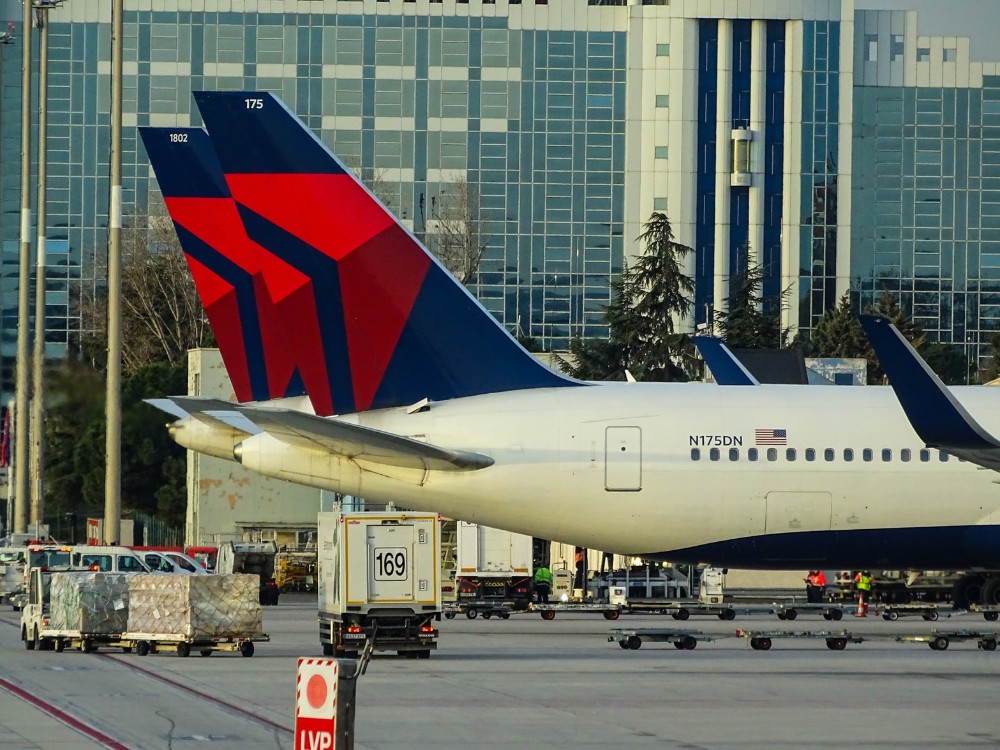 colas de dos aviones de Delta en el aeropuerto Barajas de Madrid