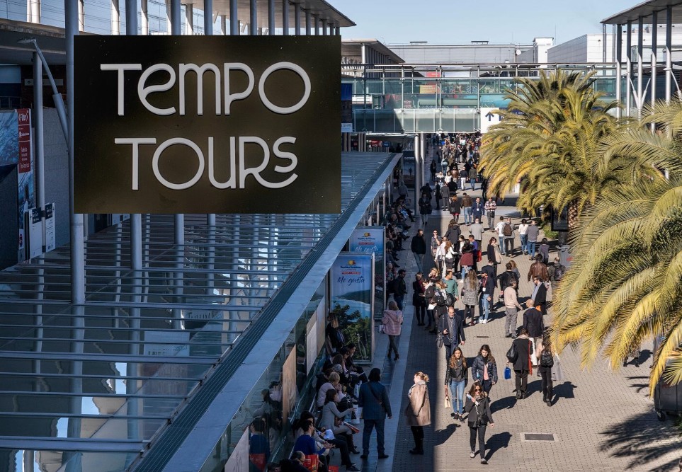 Imagen aérea de IFEMA y logo de Tempo Tours