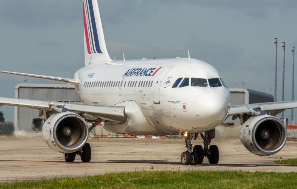 A318 de Air France en la pista