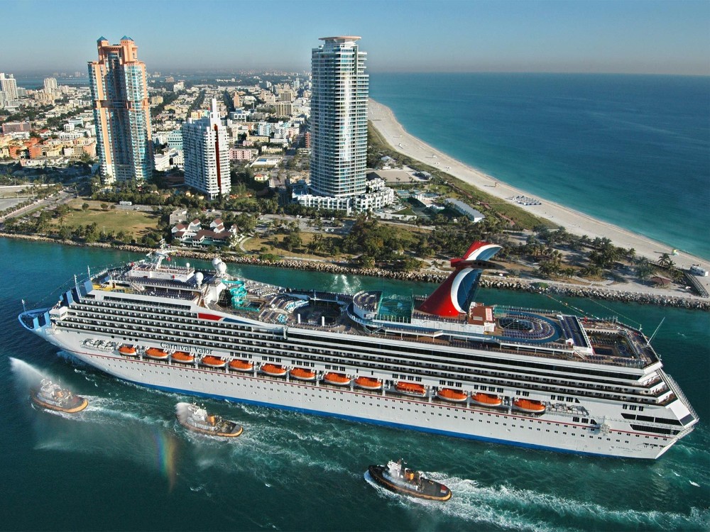 crucero de Carnival entrando a South Pointe, Miami, visto desde el aire.