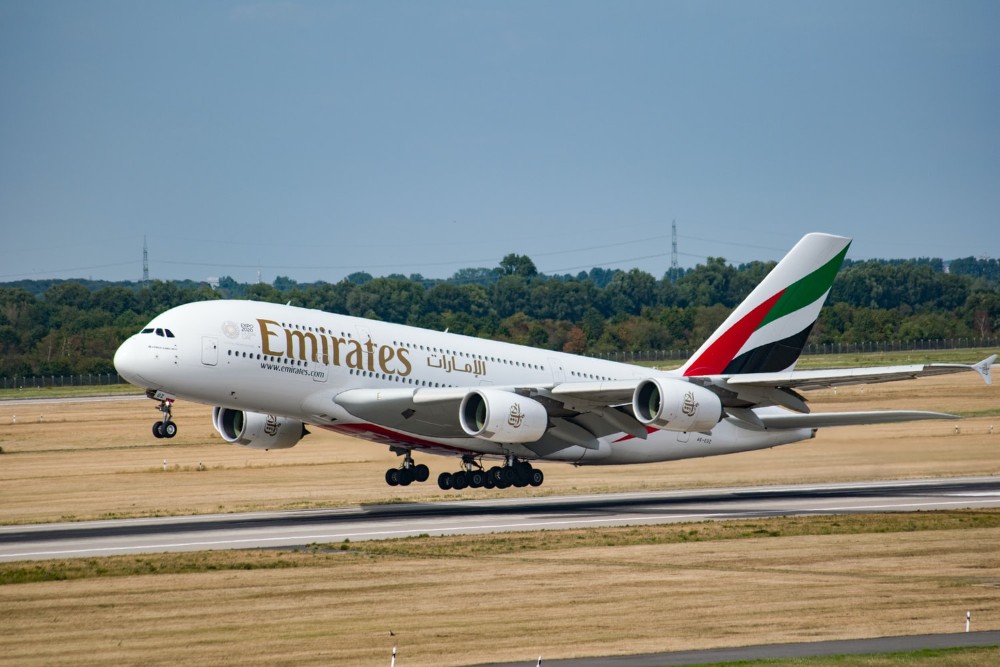 Airbus A380 de Emirates depegando
