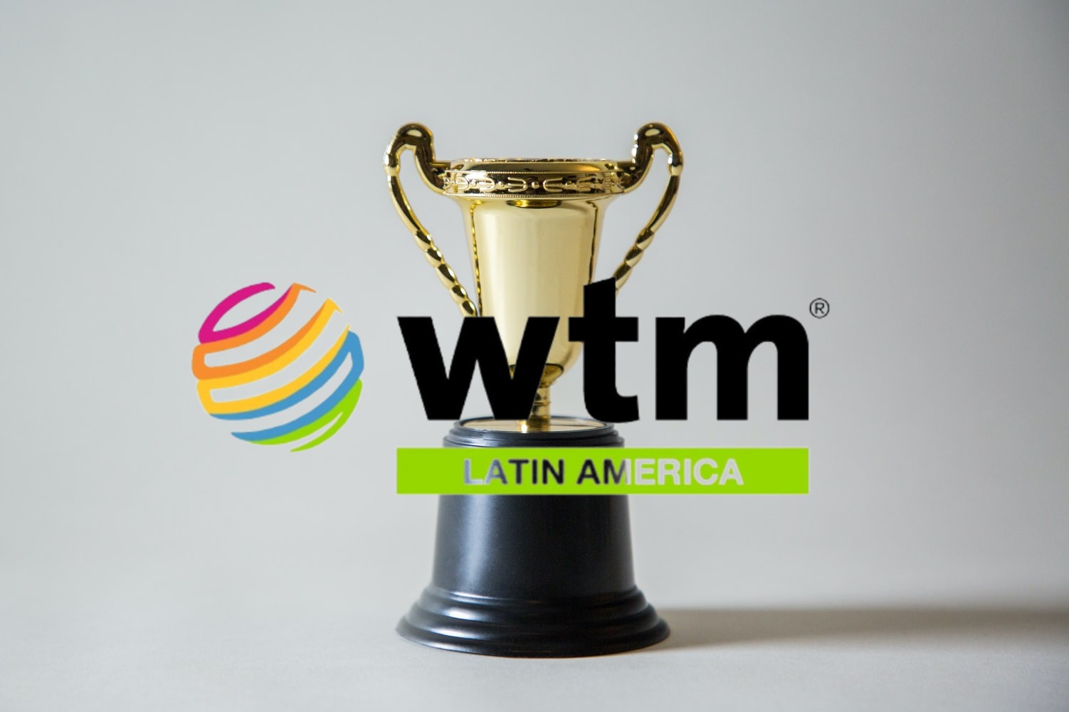 trofeo y logo de WTM Latin America