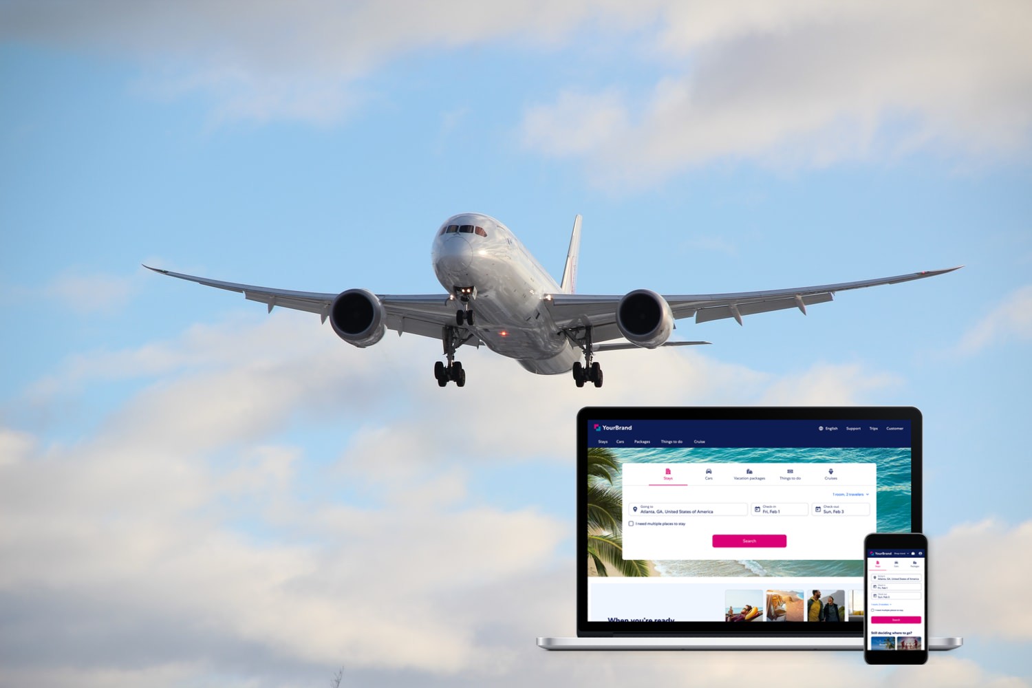 avión en el aire y laptop y smartphone con la solución de Expedia