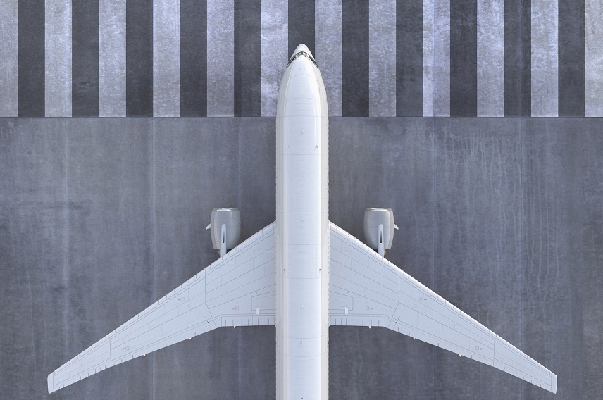 avión sin marca de aerolínea, sobre la pista, visto desde arriba