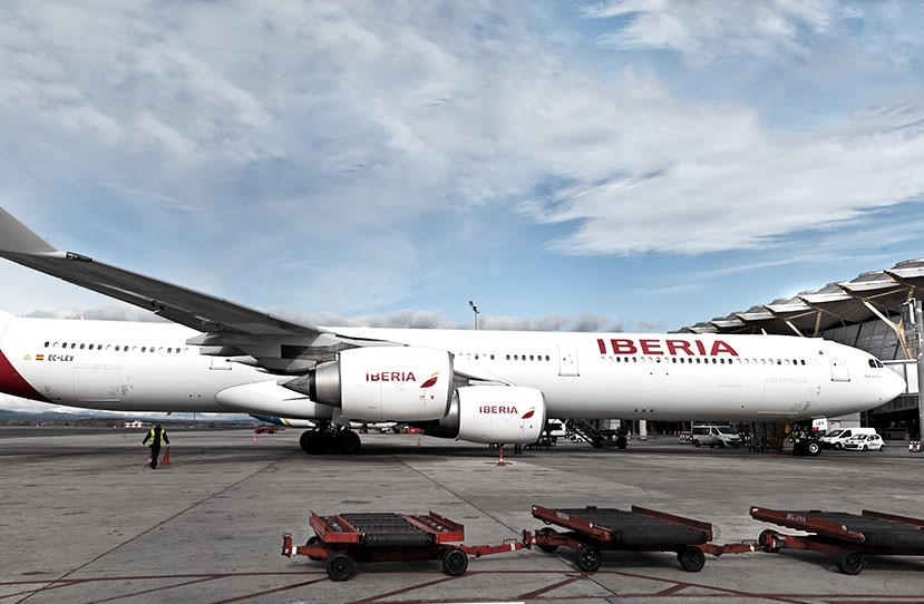 avión de Iberia en a pista