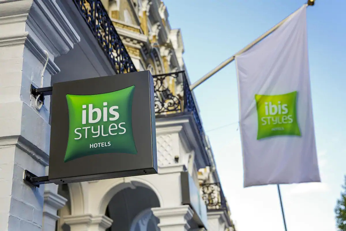 Ibis Styles bandera en un hotel