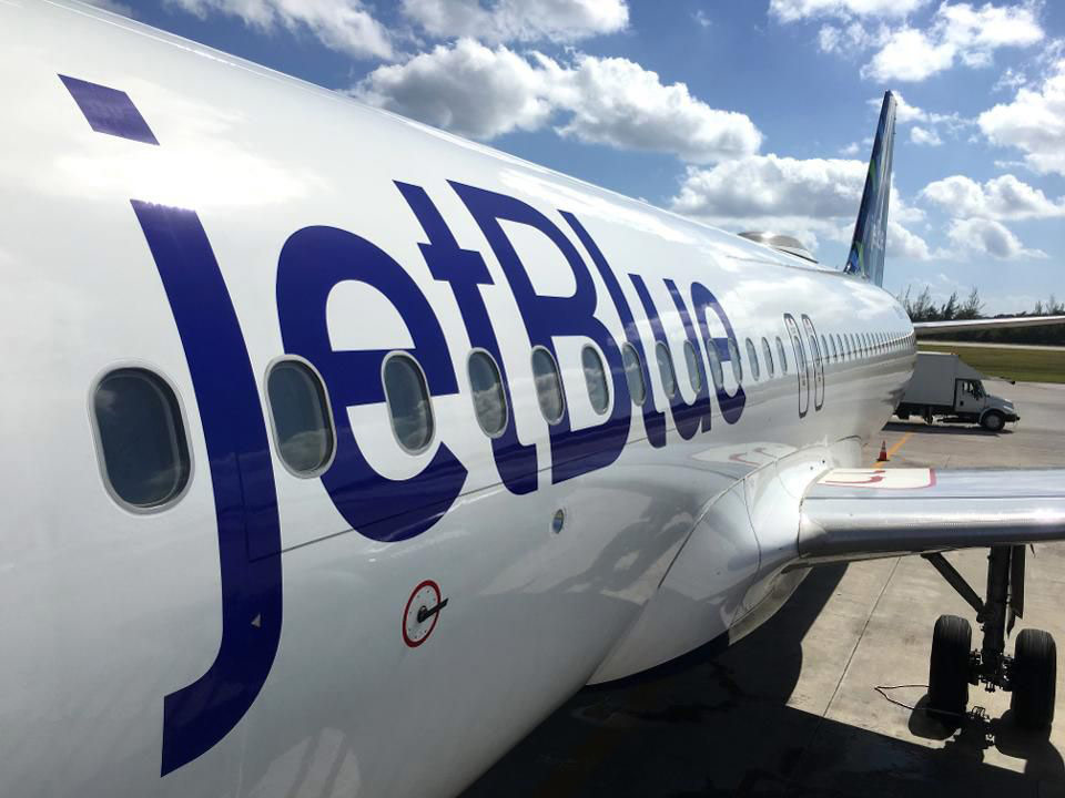 avión de JetBlue, vista lateral del fuselaje con el logo de la compañía