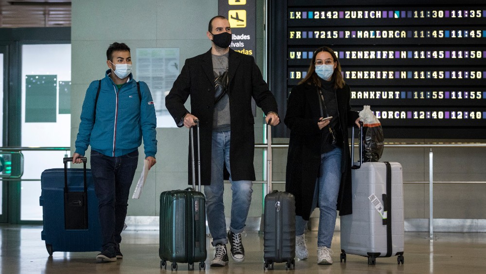 tres turistas entran por el aeropuerto de Gatwick