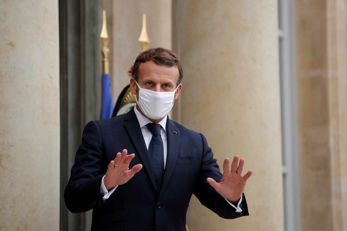 Enmanuel Macron con mascarilla