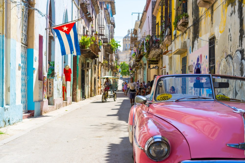 calle de la Habana, auto viejo y bandera cubana