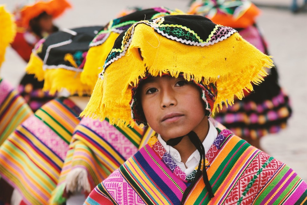 niño peruano con el traje típico