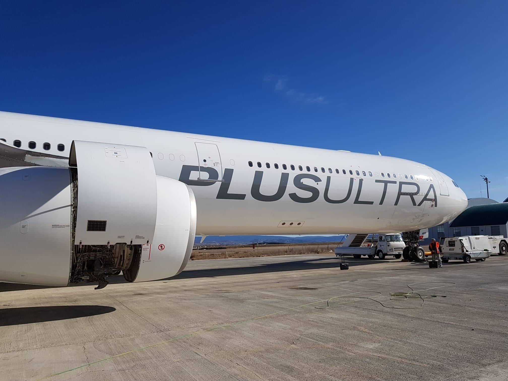 avión de Plus Ultra en la pista