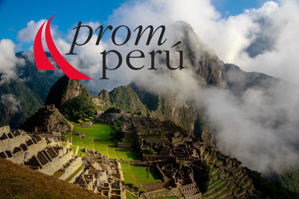 Machu Picchu y logo de PromPerú