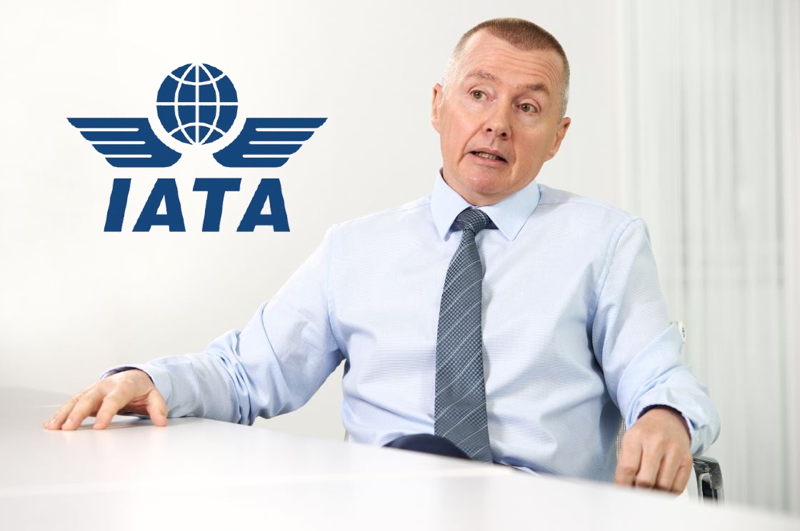 Willie Wlash y el logo de IATA a la izquierda