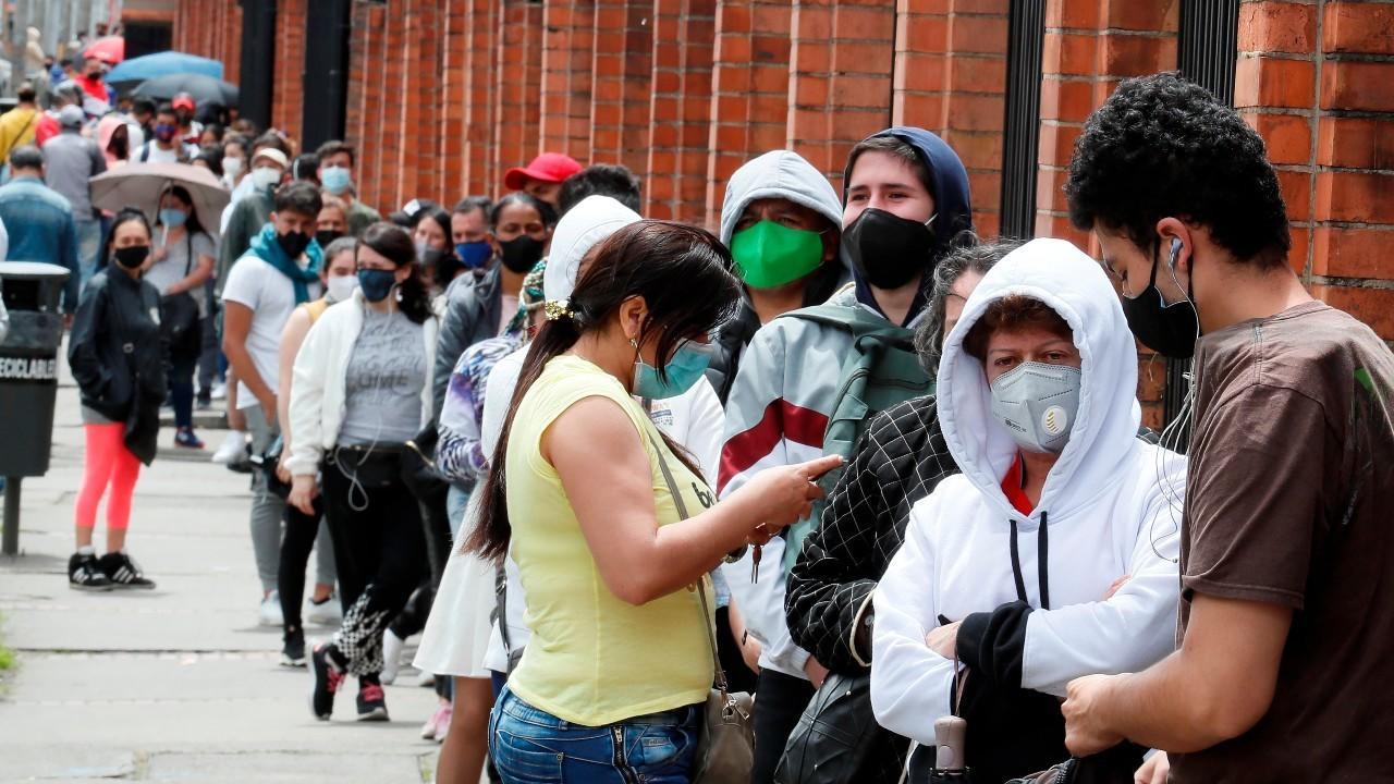 colombianos con mascarillas en las calles