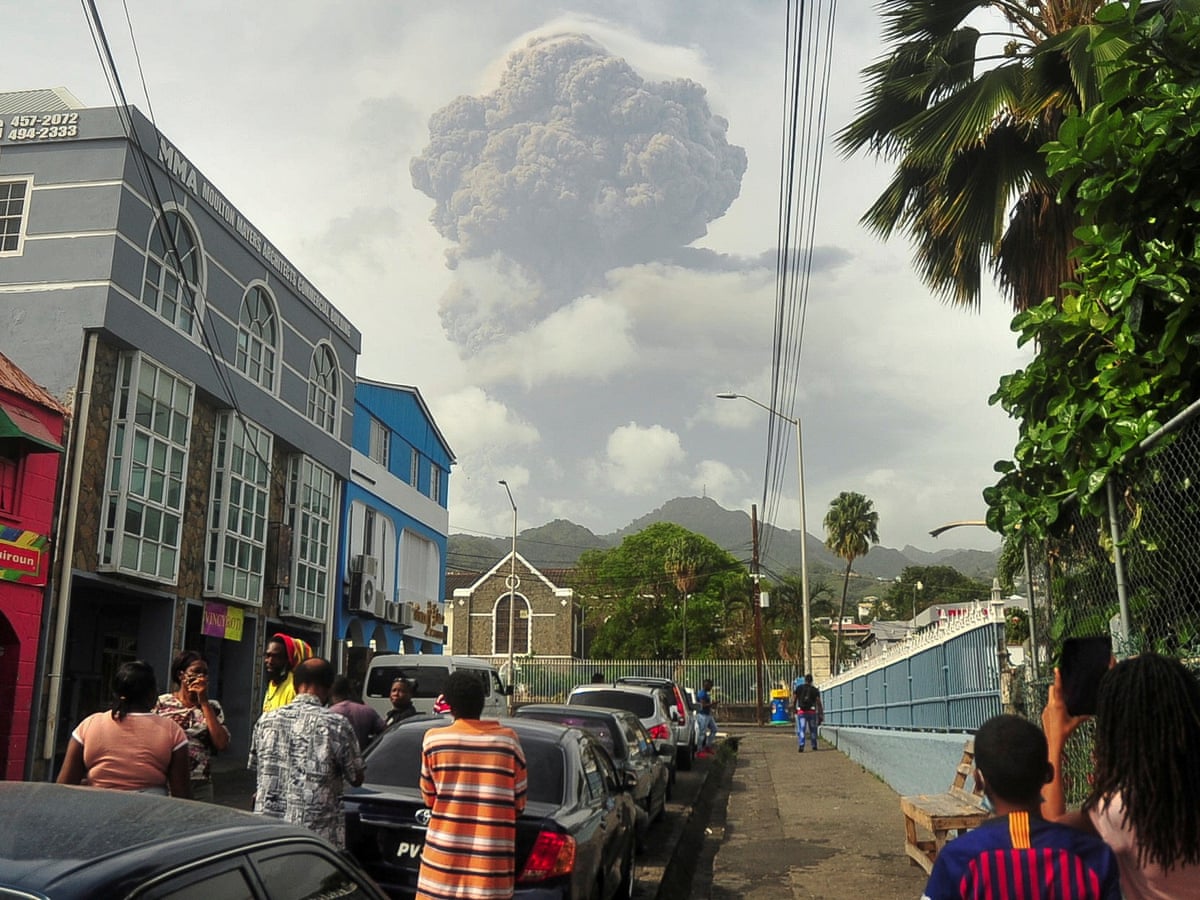 residentes de San Vicente observan la erupción del volcán La Soufriere