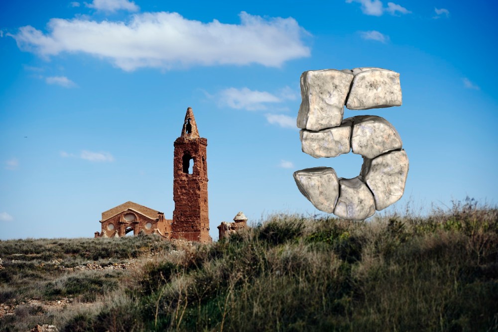 Belchite, España, con un 5 de piedra sobre el cesped