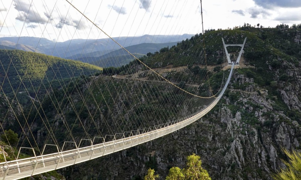 el puente peatonal en Portugal