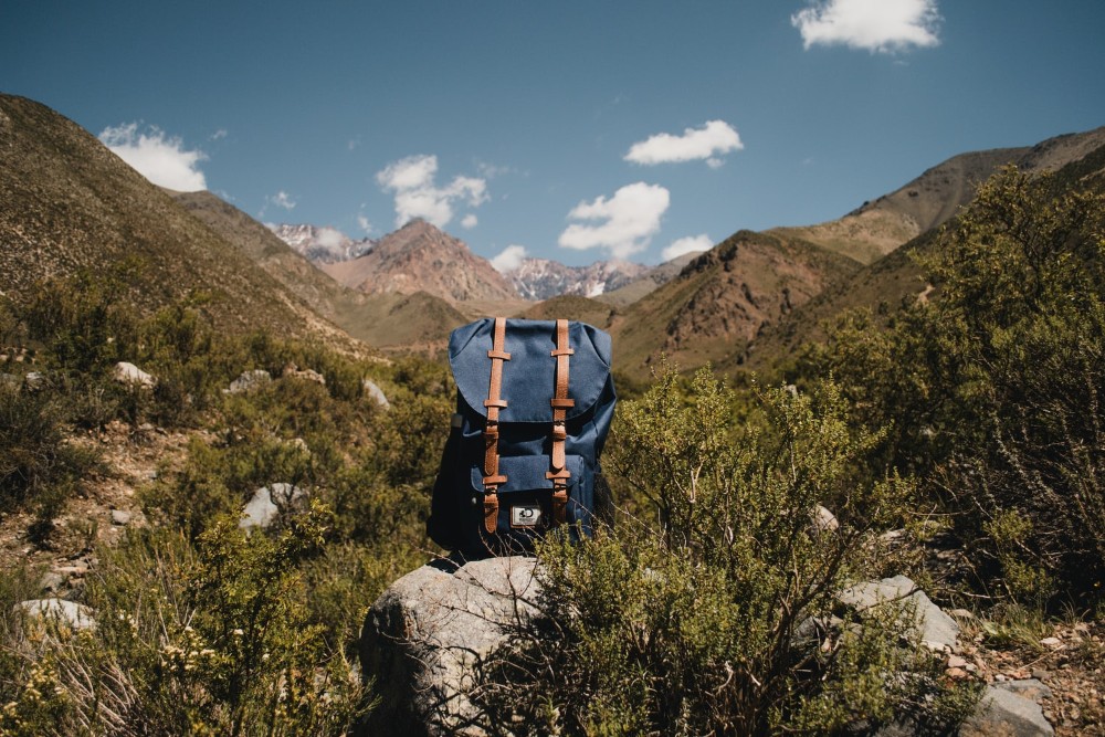 mochila sobre una roca en un paisaje de Mendoza