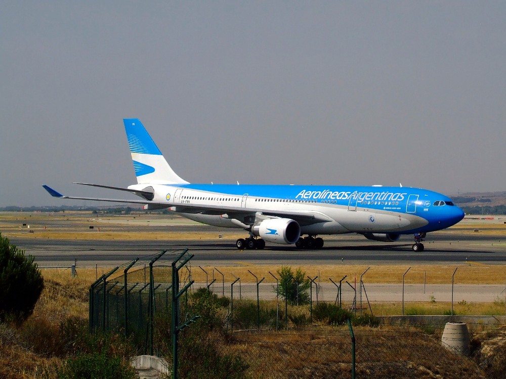 avión de Aerolíneas Argentinas en la pista