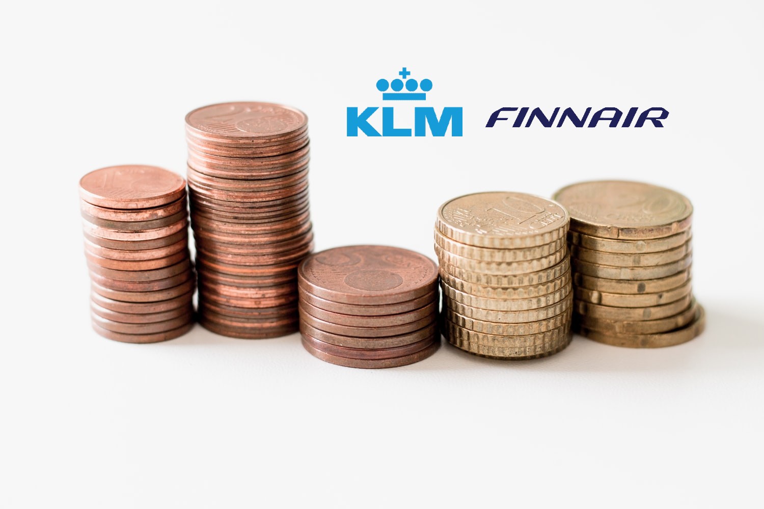 monedas de euros, logos de KLM y Finnair