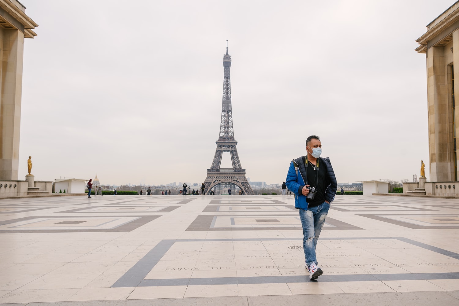 hombre caminando por París, turistas vacunados