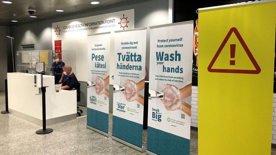 Finlandia aeropuerto, mensajes en pancartas