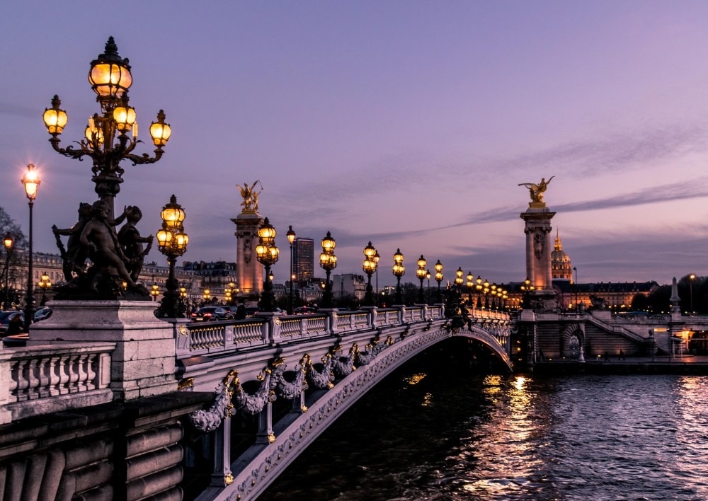 puente sobre el Río Sena en París, Francia, de noche