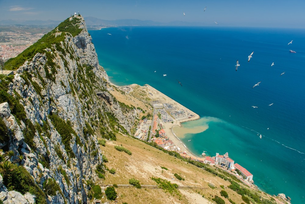 Gibraltar vista desde el aire, el Peñón y gaviotas