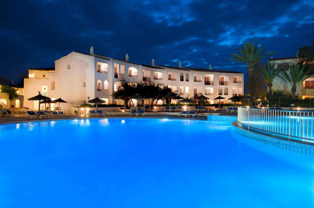 hotel de Meliá, la piscina, de noche, en las Baleares