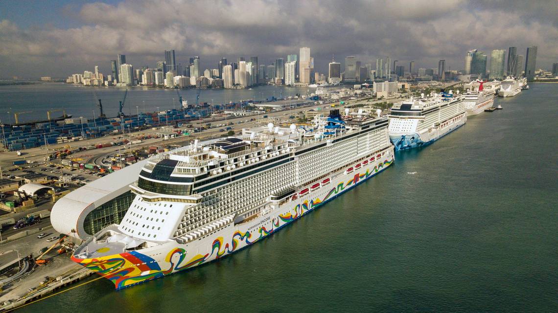 barcos de Norwegian Cruise Lines en Miami vistos desde el aire