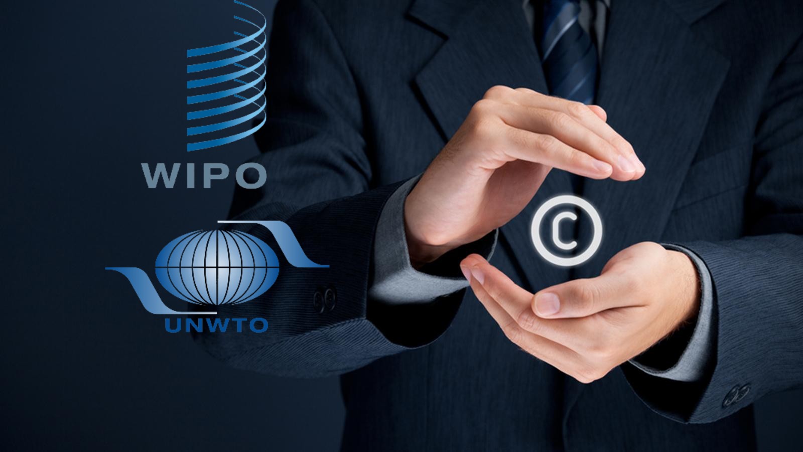 logos de OMT y WIPO, manos sostienen un símbolo C de copyright 